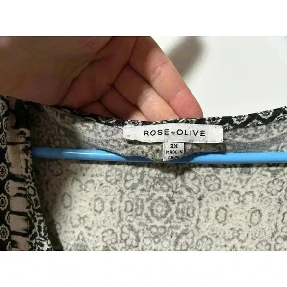 Rose & Olive Black & White Round‎ Neck Stretch Pullover 3/4 Sleeve, Size 2X - Picture 3 of 7